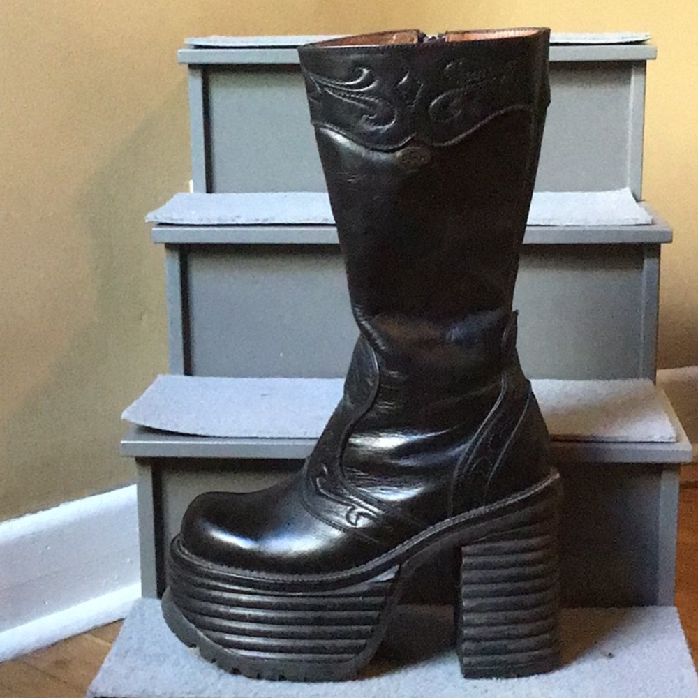 El Dante’s black leather platform boots, vintage, excellent condition